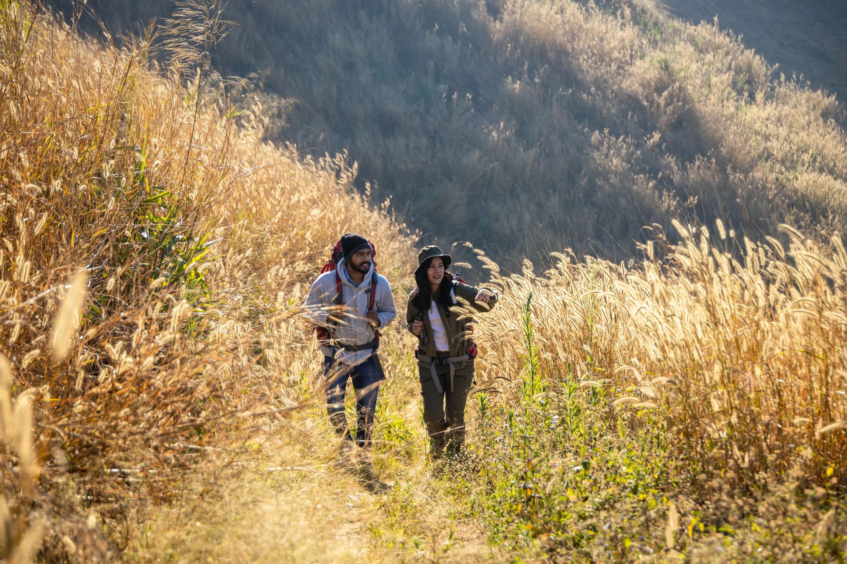 Wandelsport - happy-travelers-hiking-with-backpacks Wandelsport - happy-travelers-hiking-with-backpacks