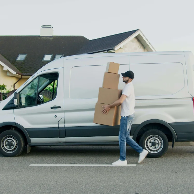 Bezorger loading packages into van