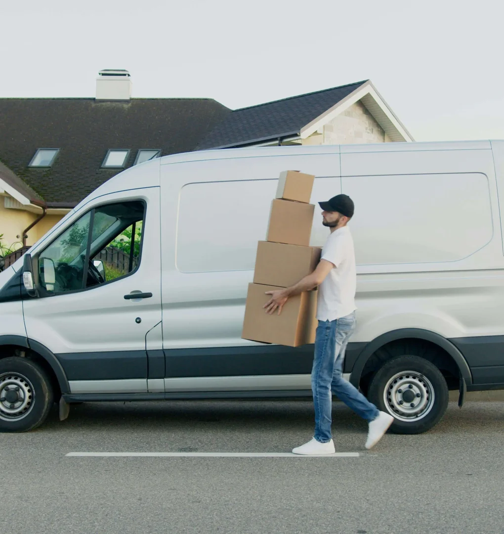 Bezorger loading packages into van