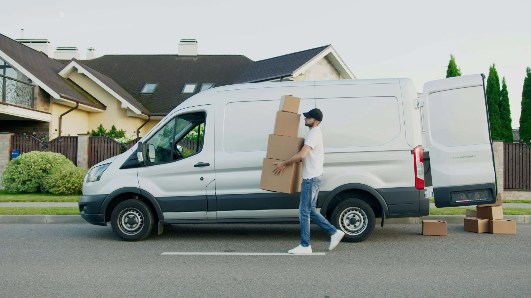 Bezorger loading packages into van